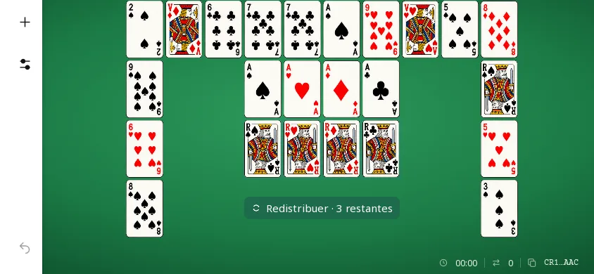 Crescent Solitaire sur téléphone tenu à l’horizontale, début de partie sur le tapis vert : seize piles en fer à cheval, dont seule la carte du dessus se voit, autour de huit fondations, les quatre As puis les quatre Rois ; chrono 0:00, 0 coup, bouton Redistribuer.